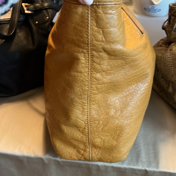 Gorgeous Leather Michael Kors Tote Bag - Picture 5 of 15